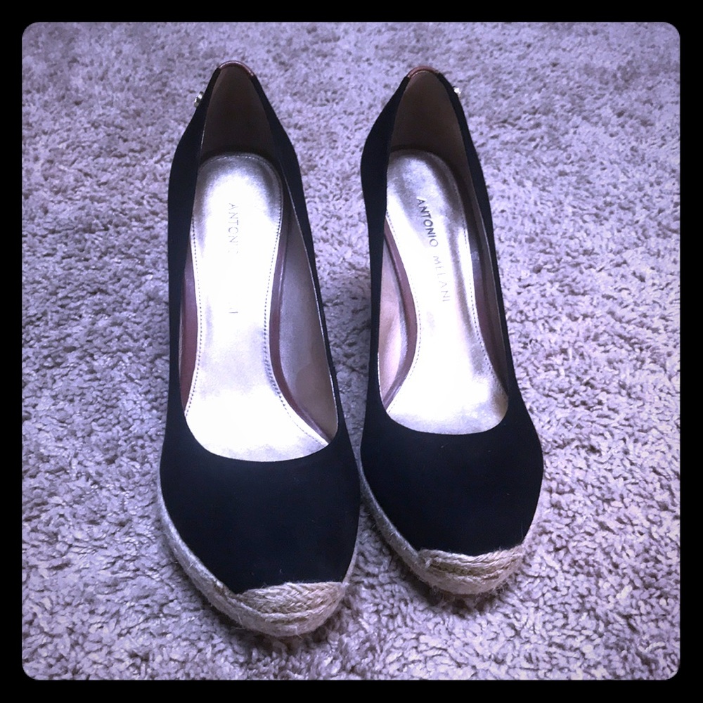 Black wedges